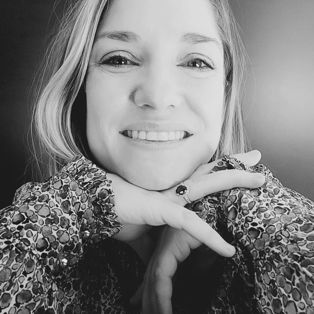 Portrait en noir et blanc de Roxane Cadeil, cofondatrice de Vinalchimie et consultante en gestion viticole.